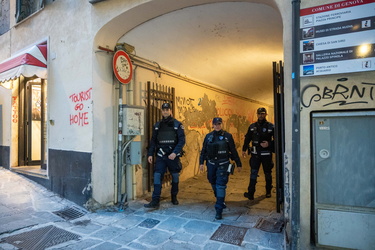 Genova, centro storico - pattuglia polizia locale