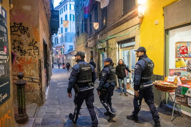 Genova, centro storico - pattuglia polizia locale