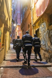 Genova, centro storico - pattuglia polizia locale