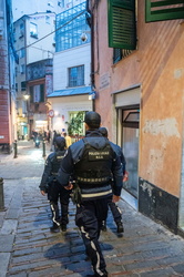Genova, centro storico - pattuglia polizia locale