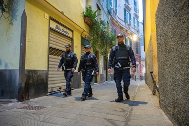 Genova, centro storico - pattuglia polizia locale