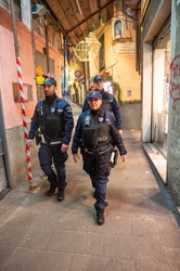 Genova, centro storico - pattuglia polizia locale