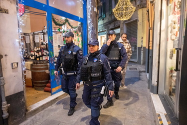 Genova, centro storico - pattuglia polizia locale