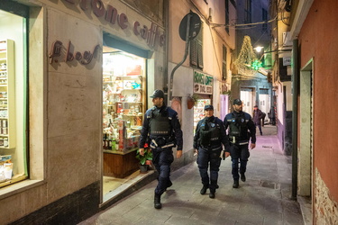 Genova, centro storico - pattuglia polizia locale