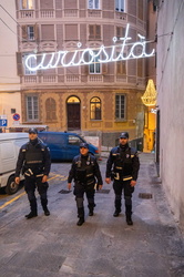 Genova, centro storico - pattuglia polizia locale