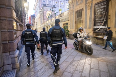 Genova, centro storico - pattuglia polizia locale