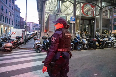 Genova, centro storico - pattuglia polizia locale