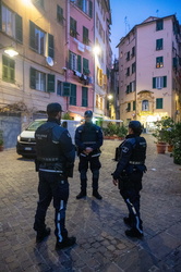 Genova, centro storico - pattuglia polizia locale