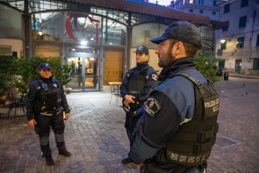 Genova, centro storico - pattuglia polizia locale