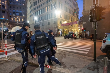 Genova, centro storico - pattuglia polizia locale