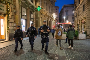 Genova, centro storico - pattuglia polizia locale