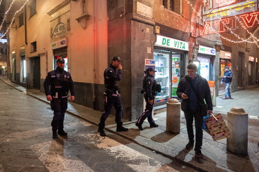 Genova, centro storico - pattuglia polizia locale