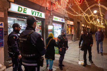 Genova, centro storico - pattuglia polizia locale