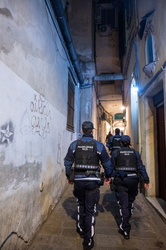 Genova, centro storico - pattuglia polizia locale