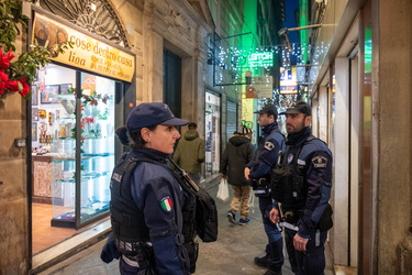 Genova, centro storico - pattuglia polizia locale
