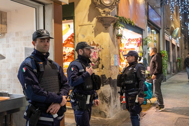 Genova, centro storico - pattuglia polizia locale