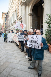 Genova, scesi in piazza 15 comitati