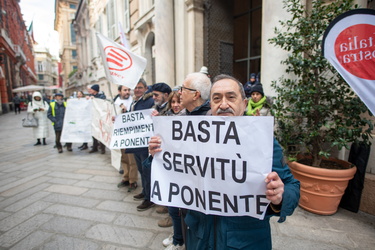 Genova, scesi in piazza 15 comitati