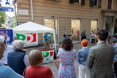 Genova, piazza Savonarola - presidio partito democratico contro 