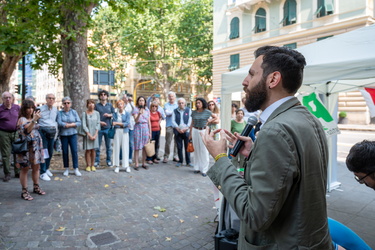 Genova, piazza Savonarola - presidio partito democratico contro 