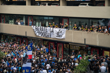 Genova, corte lambruschini - protesta tifosi sampdoria