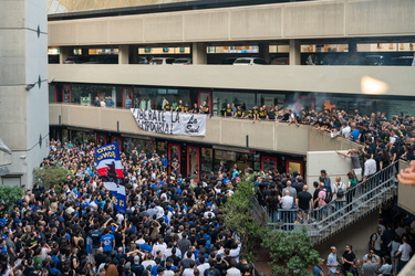 Genova, corte lambruschini - protesta tifosi sampdoria