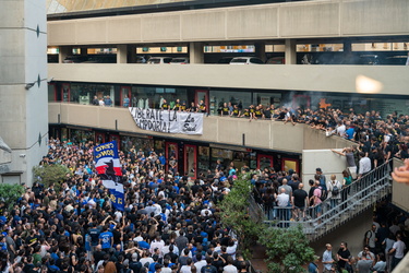 Genova, corte lambruschini - protesta tifosi sampdoria