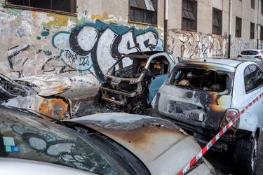 Genova, Cornigliano - via San Giovanni D'Acri - quattro automobi