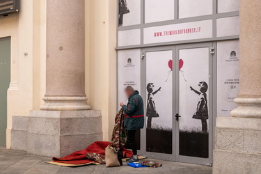 Genova, stazione Principe - senzatetto atrio stazione