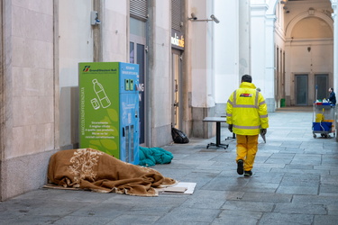 Genova, stazione Principe - senzatetto atrio stazione