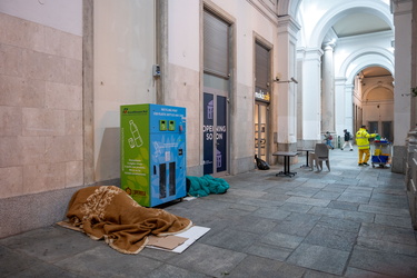 Genova, stazione Principe - senzatetto atrio stazione