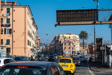 Genova, pannelli luminosi traffico veicoli inquinanti