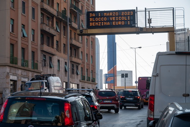 Genova, pannelli luminosi traffico veicoli inquinanti