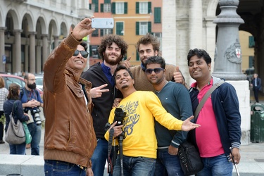Genova - piazza De Ferrari - una troupe indiana al lavoro per un