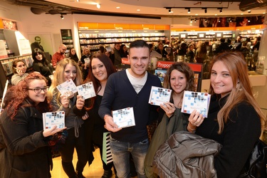 Genova, feltrinelli - firma copie Fabrizio Moro - cantante vinci