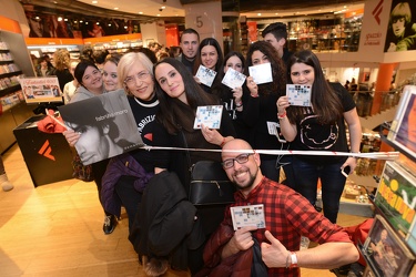 Genova, feltrinelli - firma copie Fabrizio Moro - cantante vinci