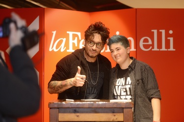 Genova, feltrinelli - firma copie Fabrizio Moro - cantante vinci