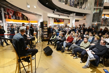 Genova, libreria Feltrinelli - Paolo Kessisoglu presenta canzone