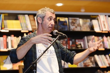 Genova, libreria Feltrinelli - Paolo Kessisoglu presenta canzone