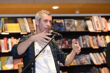 Genova, libreria Feltrinelli - Paolo Kessisoglu presenta canzone