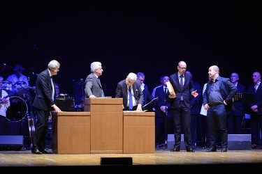 Genova - teatro Corte, spettacolo con sindaci e politici