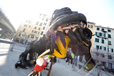 Genova - installazione scultura rumentosauro