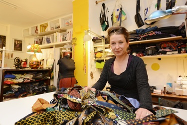Genova, vico del Filo - la bottega artigiana di sartoria e ricic