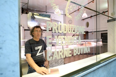 Genova, centro storico - apre una nuova macelleria in via dei ma