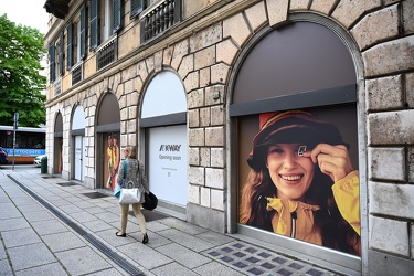 Genova, via Roma - prossima apertura negozio K Way