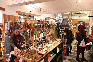 Genova, piazza Campetto - negozio di Natale di Emergency, nei lo