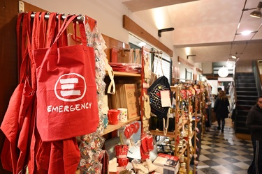 Genova, piazza Campetto - negozio di Natale di Emergency, nei lo