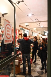 Genova, piazza Campetto - negozio di Natale di Emergency, nei lo