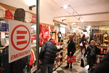 Genova, piazza Campetto - negozio di Natale di Emergency, nei lo