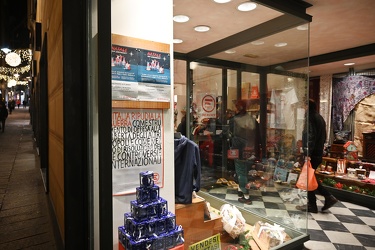 Genova, piazza Campetto - negozio di Natale di Emergency, nei lo